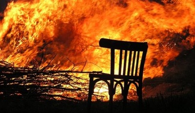 燃える椅子